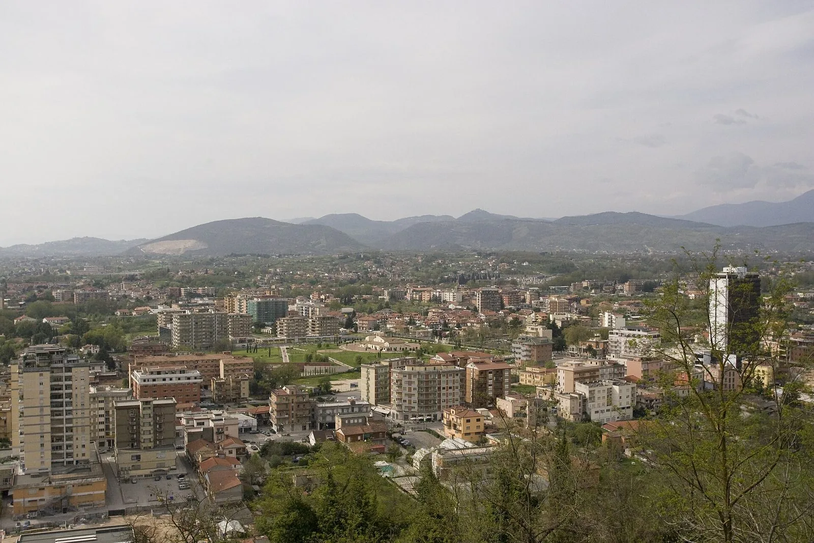 Veduta panoramica di Frosinone dal Belvedere, con i quartieri della città e le colline della Ciociaria sullo sfondo