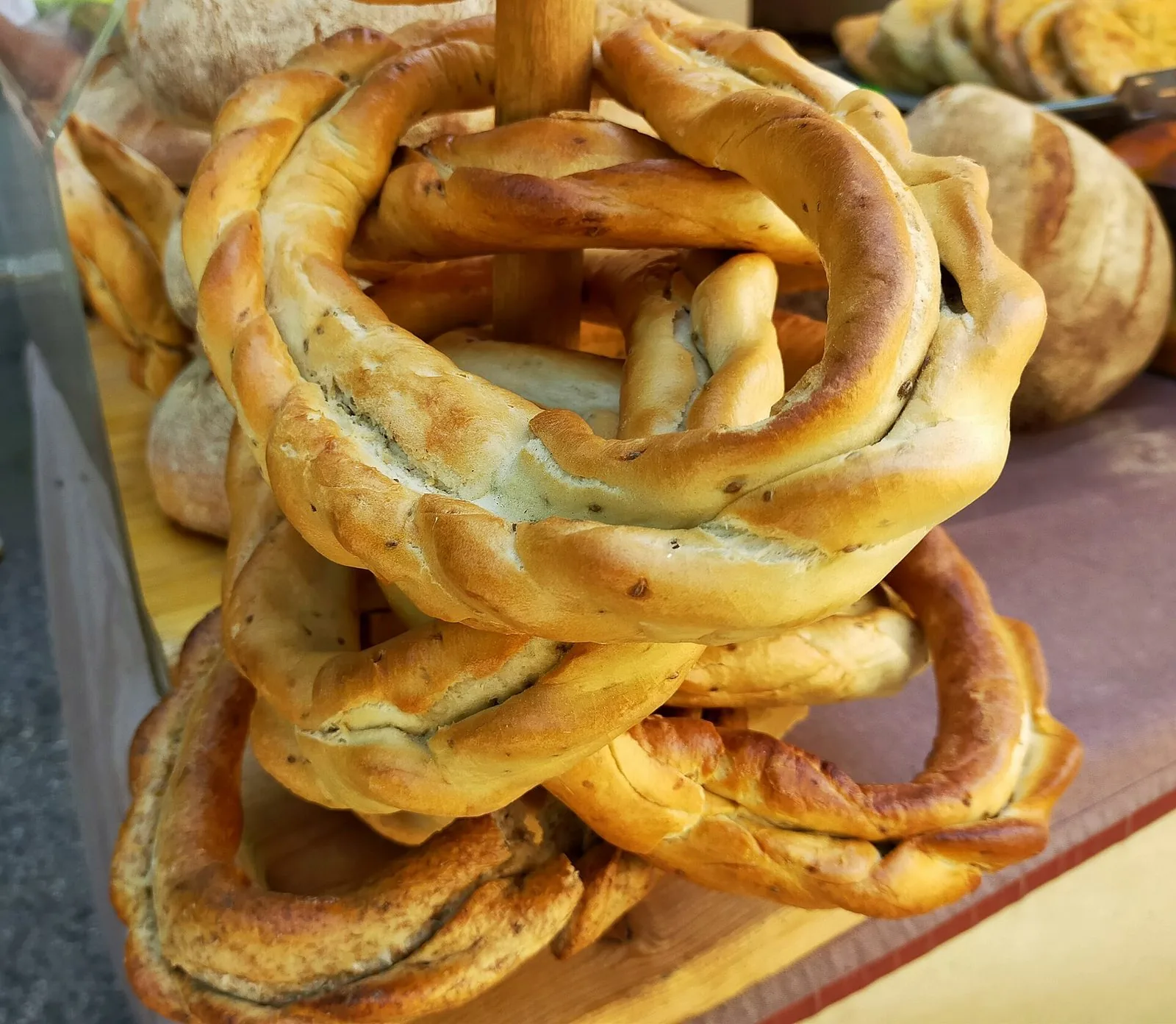 Ciambelle sorane, anelli di pane all'anice tipici di Sora, impilate su un banco