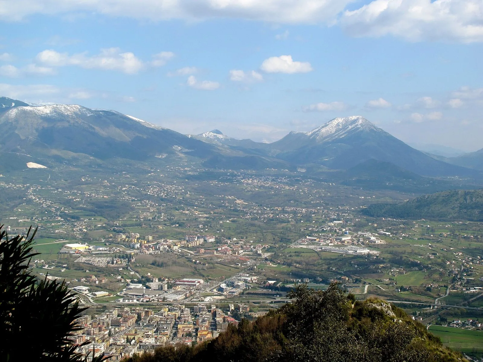 Cassino e la valle viste dall'alto di Montecassino, con le montagne innevate sullo sfondo a inizio primavera